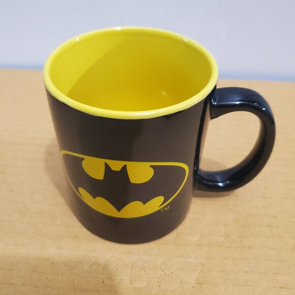 DC: Batman Logo Black and Yellow ( Mug ) - Picture 1 of 4